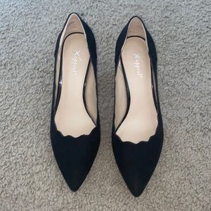 Black scalloped edge pumps